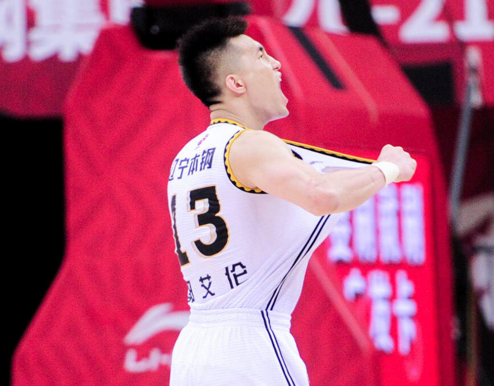 雄鹿横扫山东队,郭艾伦点燃赛场 雄鹿横扫山东队,郭艾伦点燃赛场