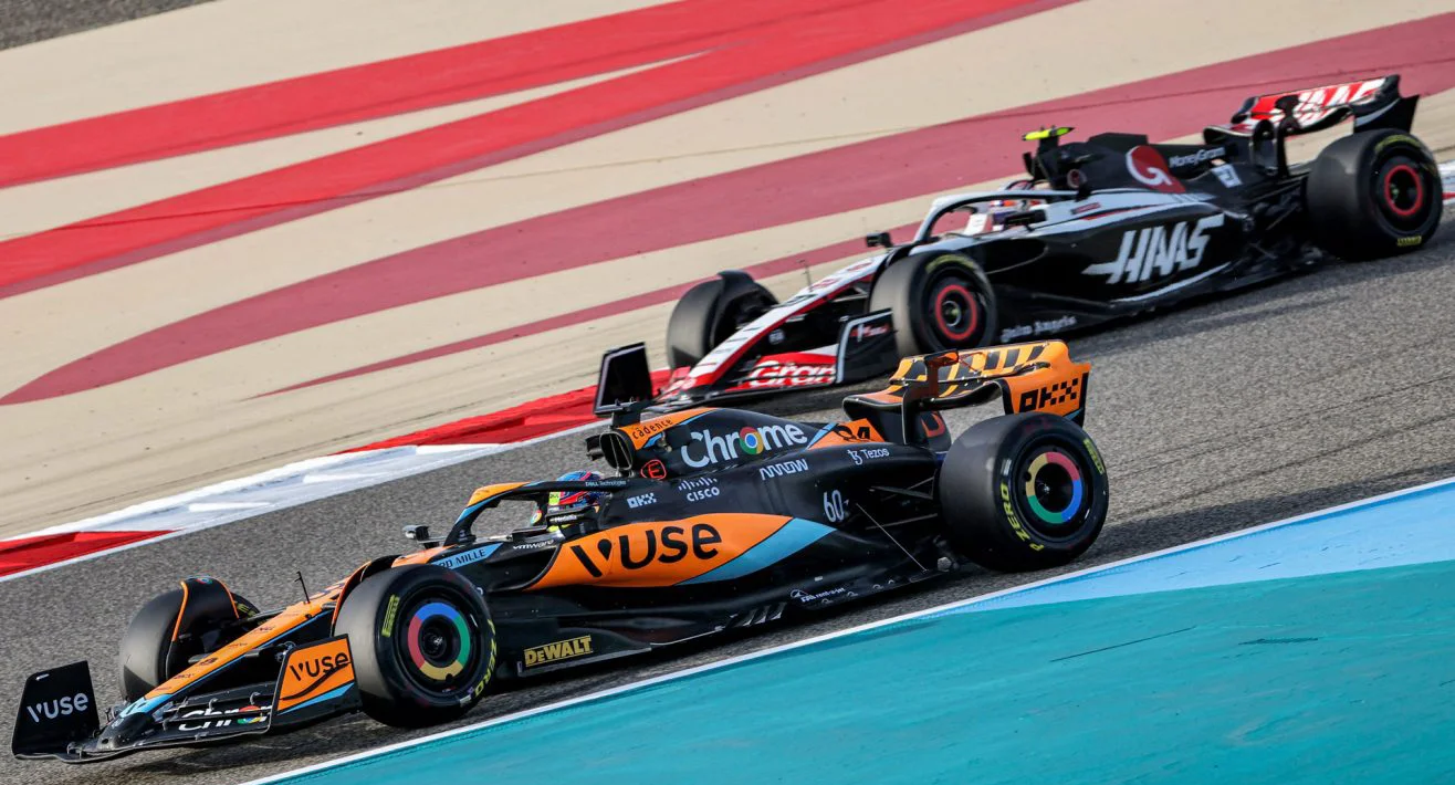 迈凯伦险胜雷诺车队,拉塞尔点燃赛场 迈凯伦险胜雷诺车队,拉塞尔点燃赛场