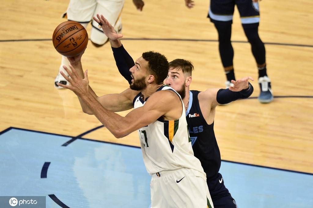 广东队横扫灰熊,米切尔惊艳四座 广东队横扫灰熊,米切尔惊艳四座