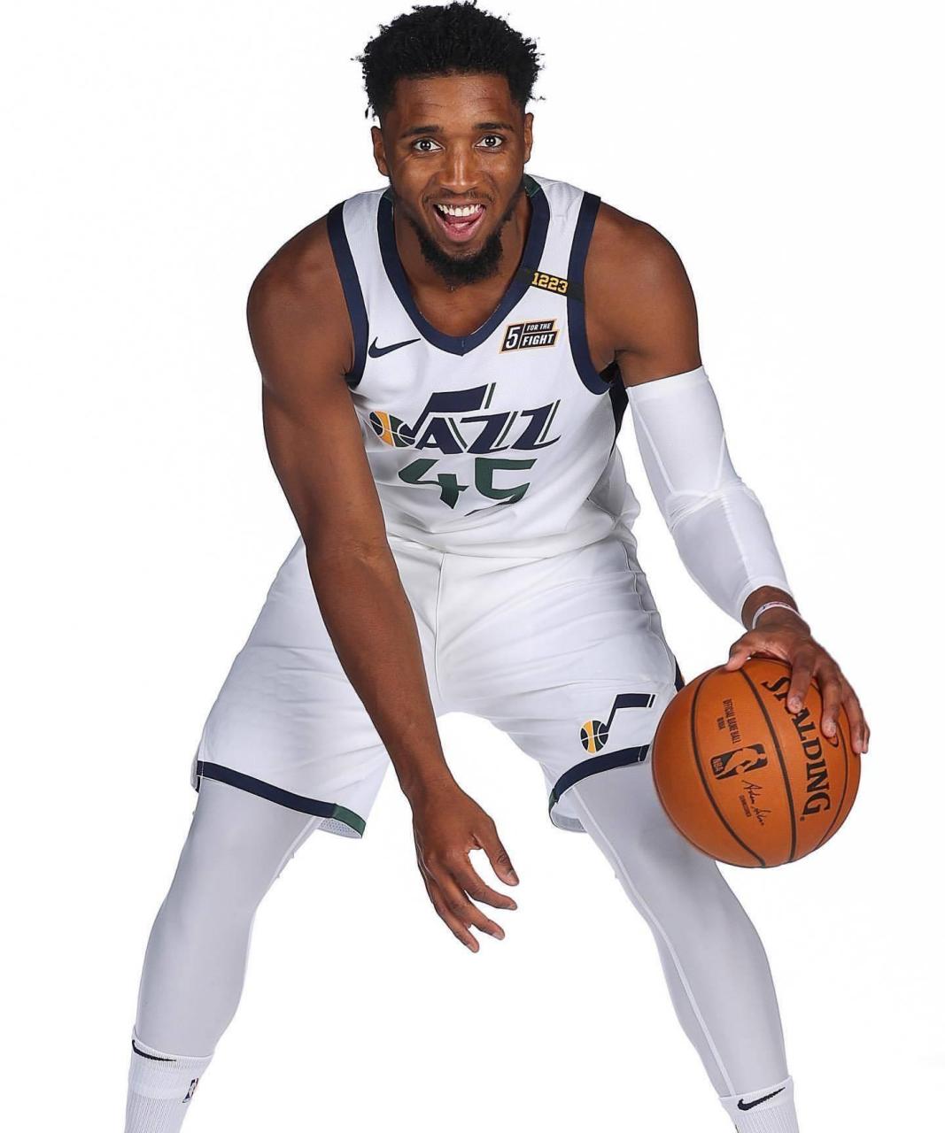 广东队横扫灰熊,米切尔惊艳四座 广东队横扫灰熊,米切尔惊艳四座