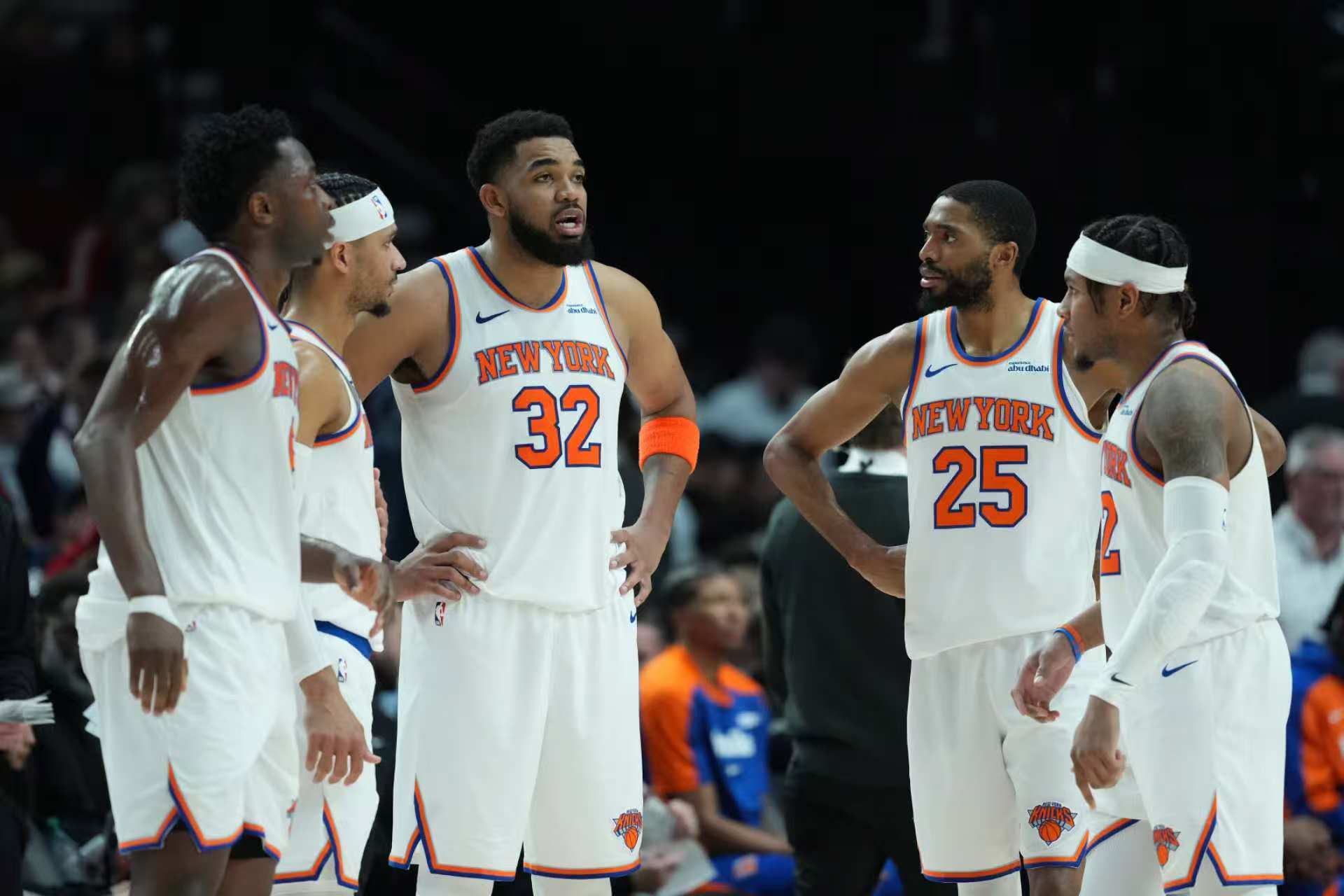 勇士轻取尼克斯，瓦兰丘纳斯统治全场