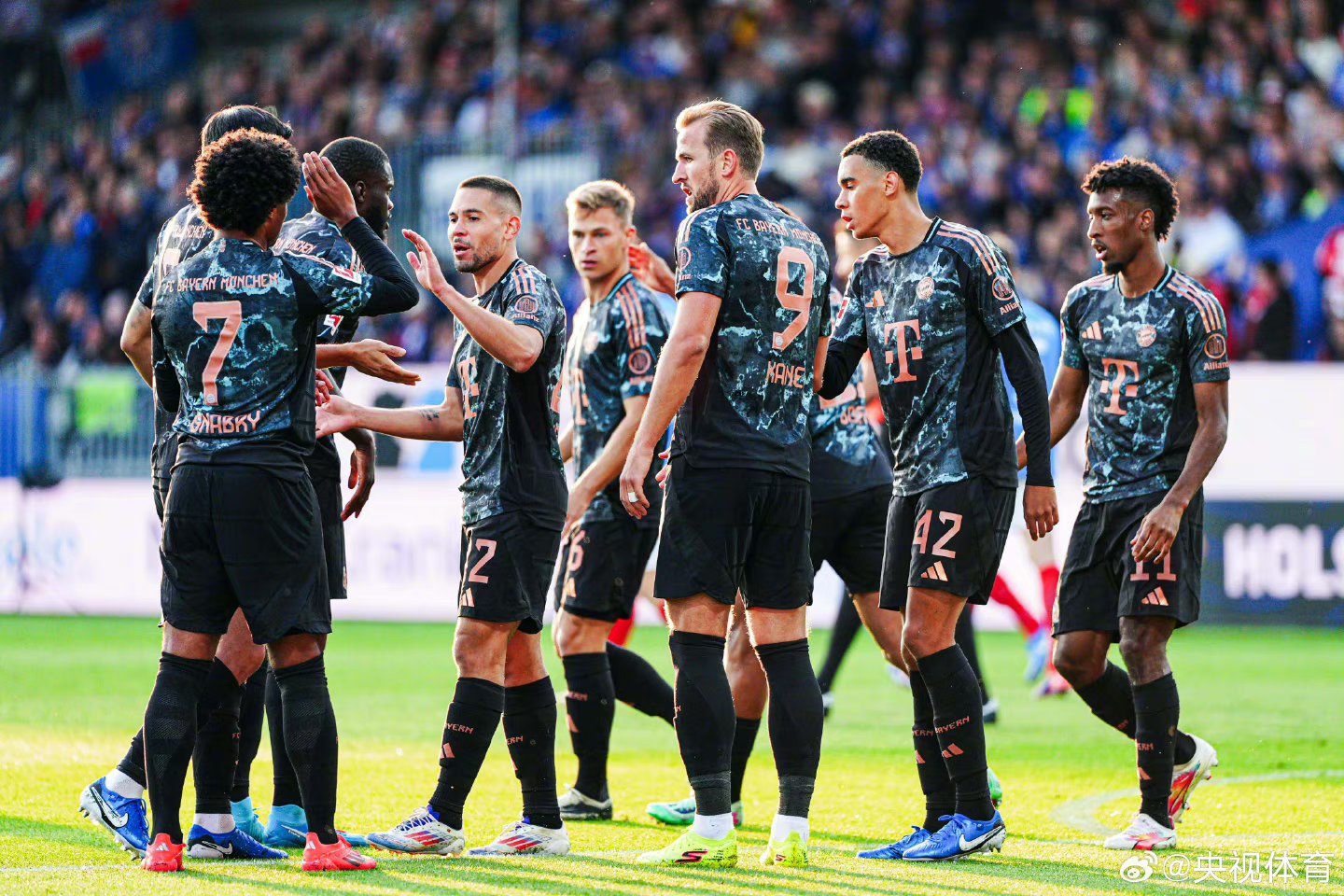 拜仁险胜尤文，萨拉赫带队取胜