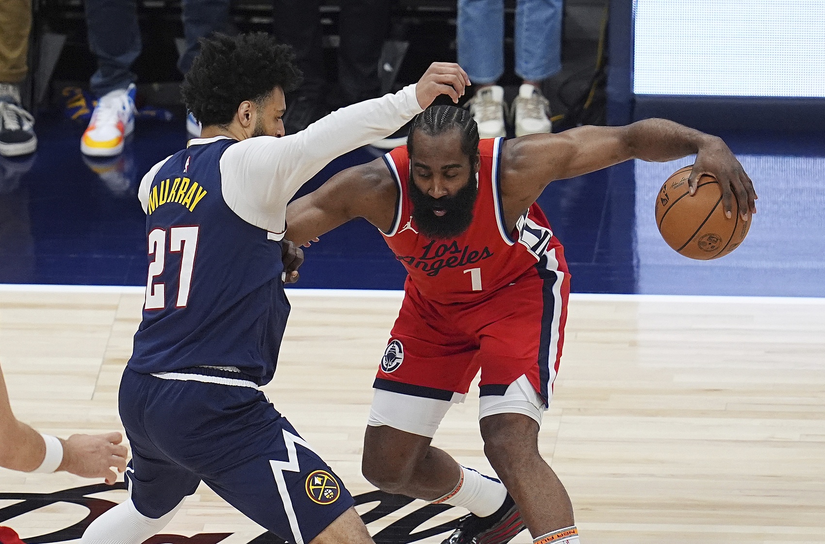 快船血洗马刺，字母哥送出助攻