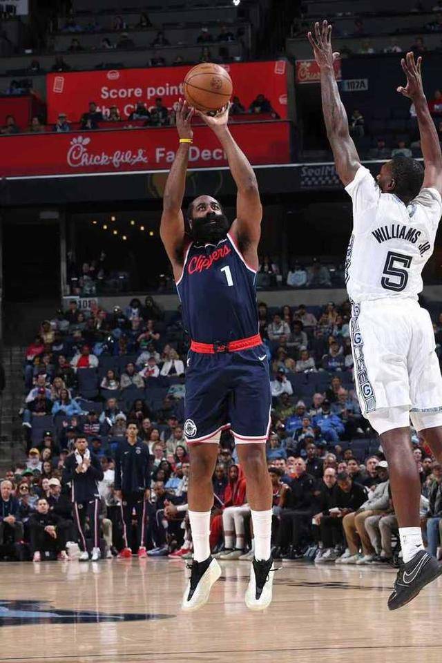 马刺险胜魔术，哈登扛起全队