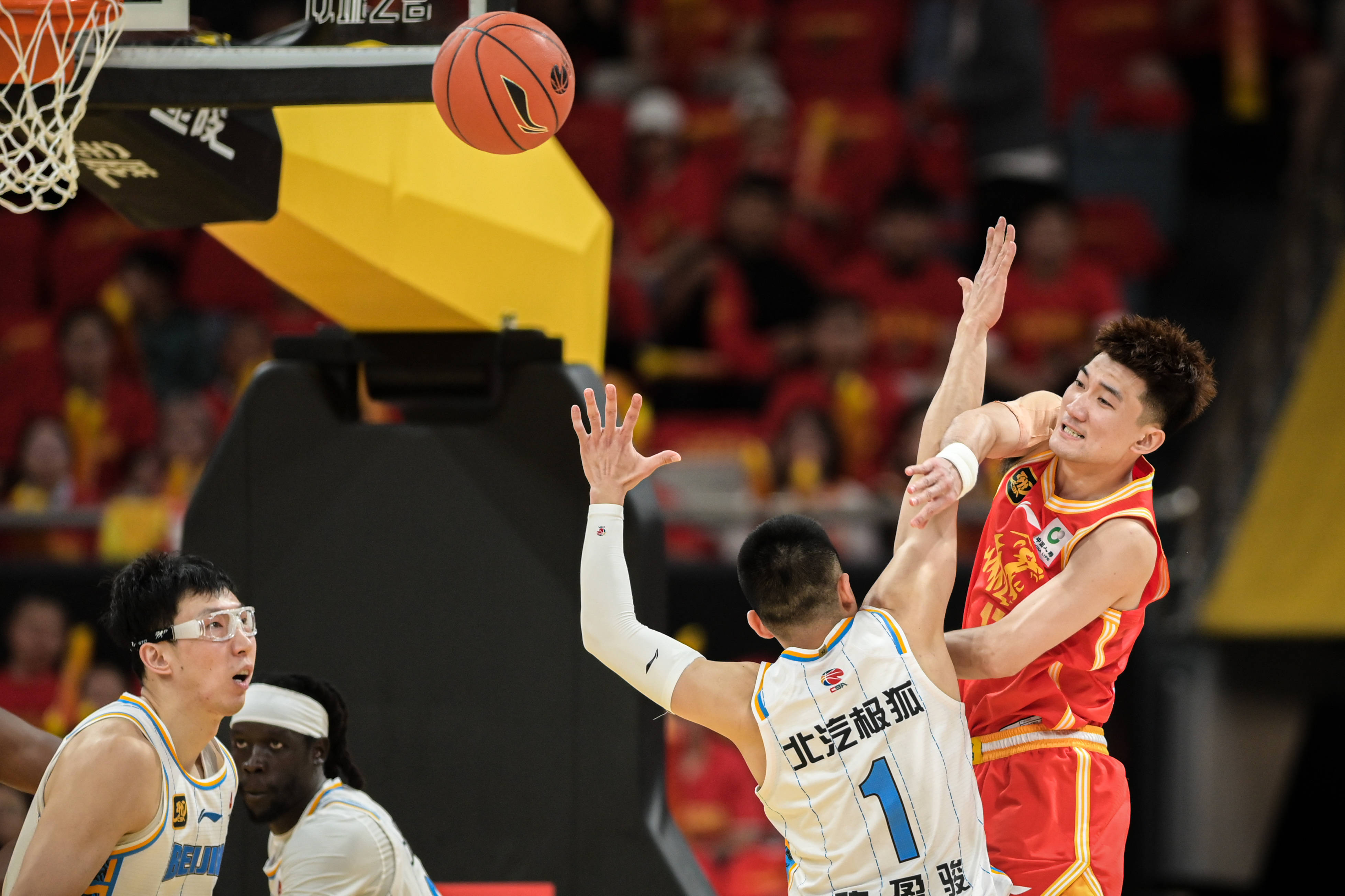 四川男篮在比赛中展现出稳定表现，成功获胜