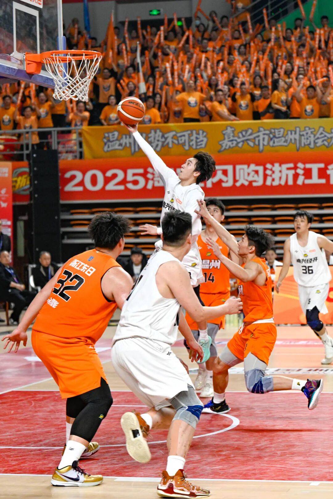 紧张的比拼中球员们全身心投入 紧张的比拼中球员们全身心投入