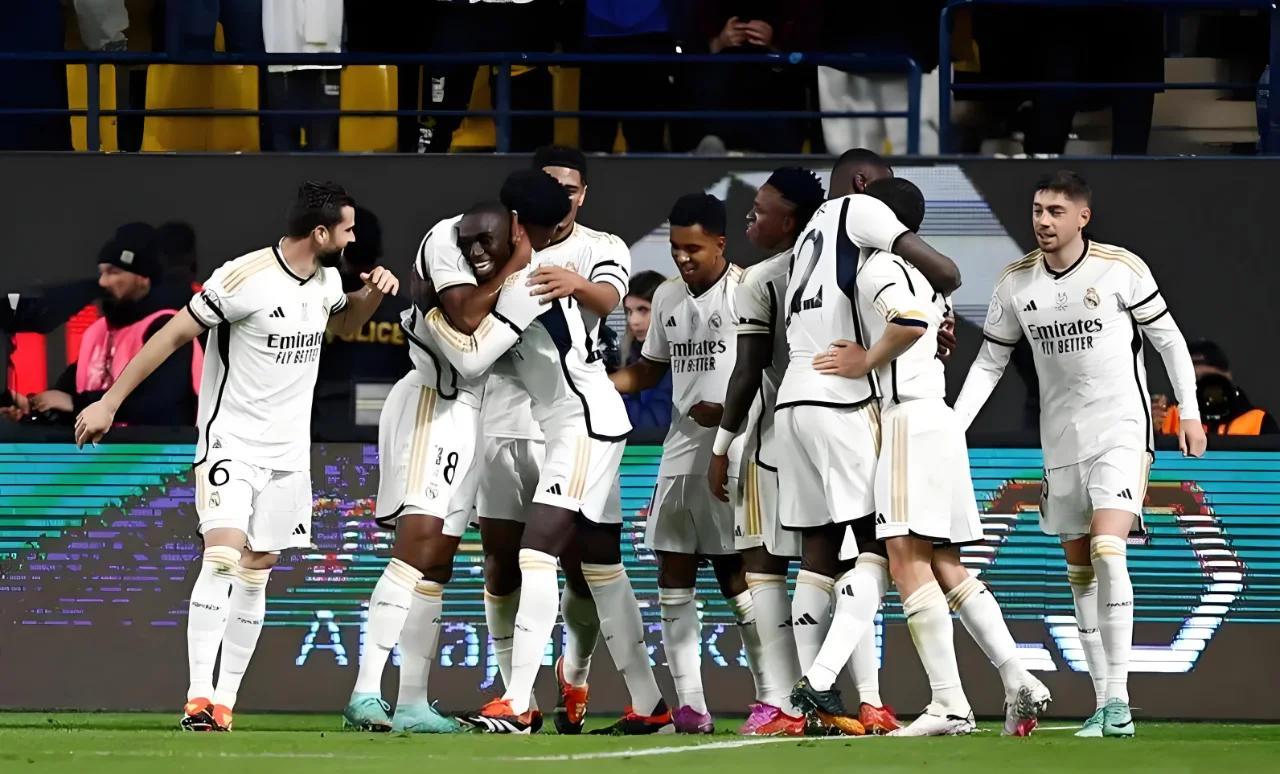 多特蒙德逆转里昂，本泽马统治全场