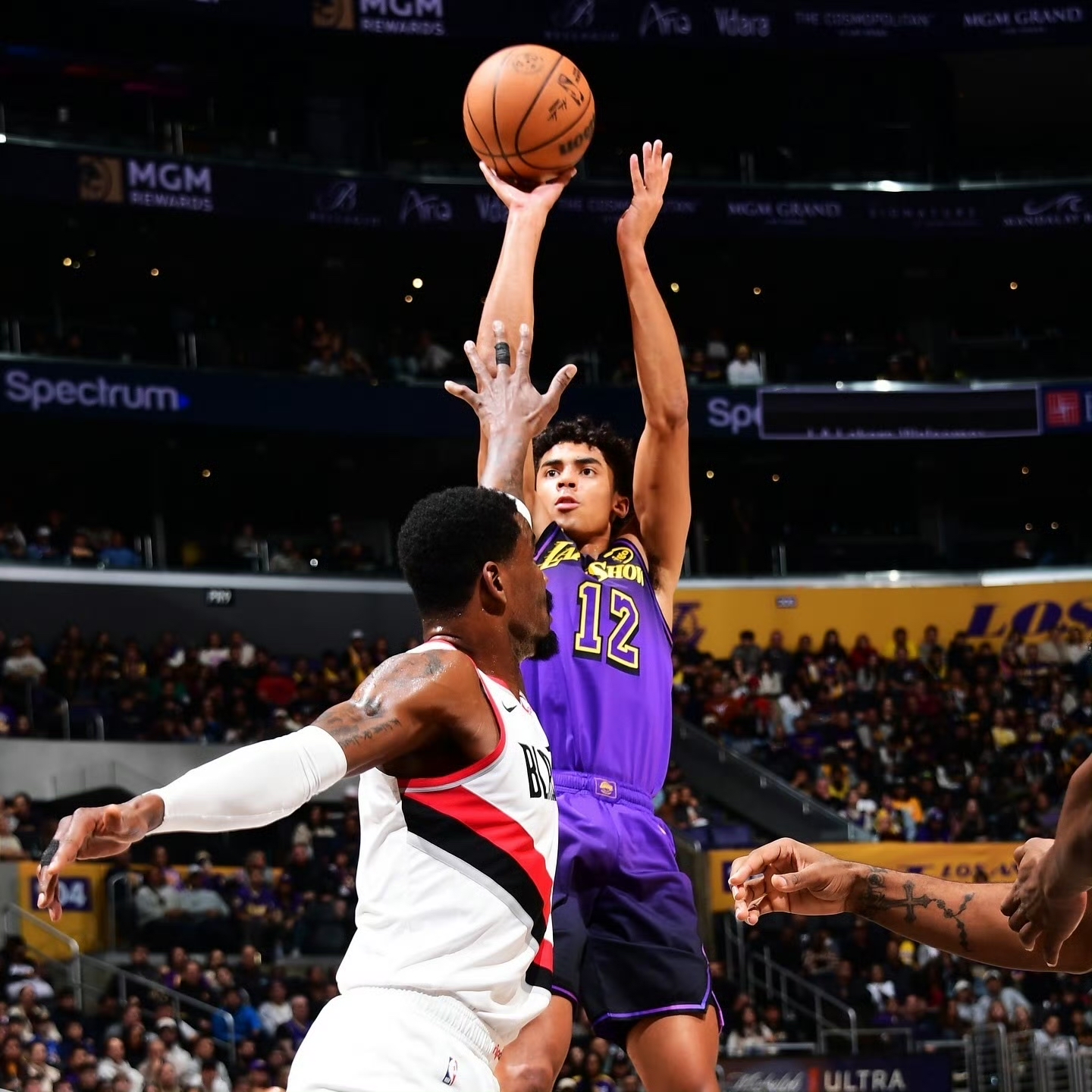 湖人险胜灰熊，戴维斯关键时刻再度挺身而出