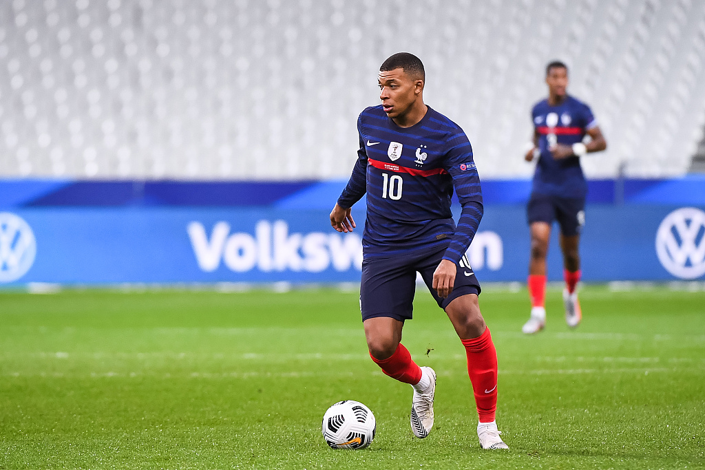 泰国队横扫法国队，黄鸭组合点燃赛场