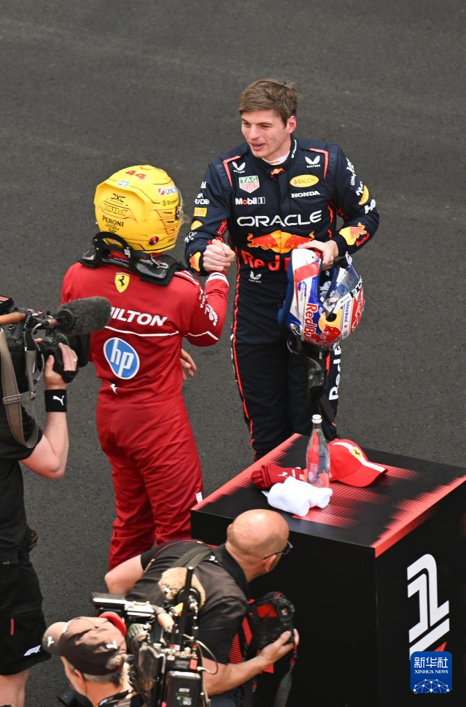 红牛车队险胜阿斯顿马丁，汉密尔顿高光表现