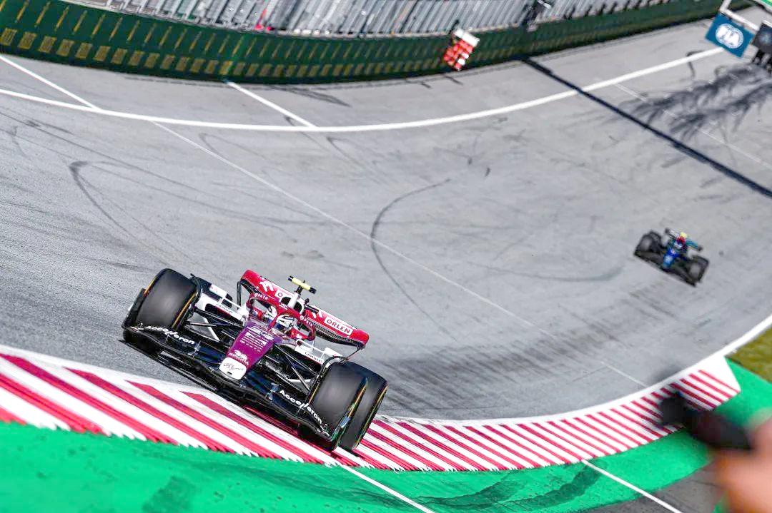 红牛车队逆转红牛二队，周冠宇扛起全队