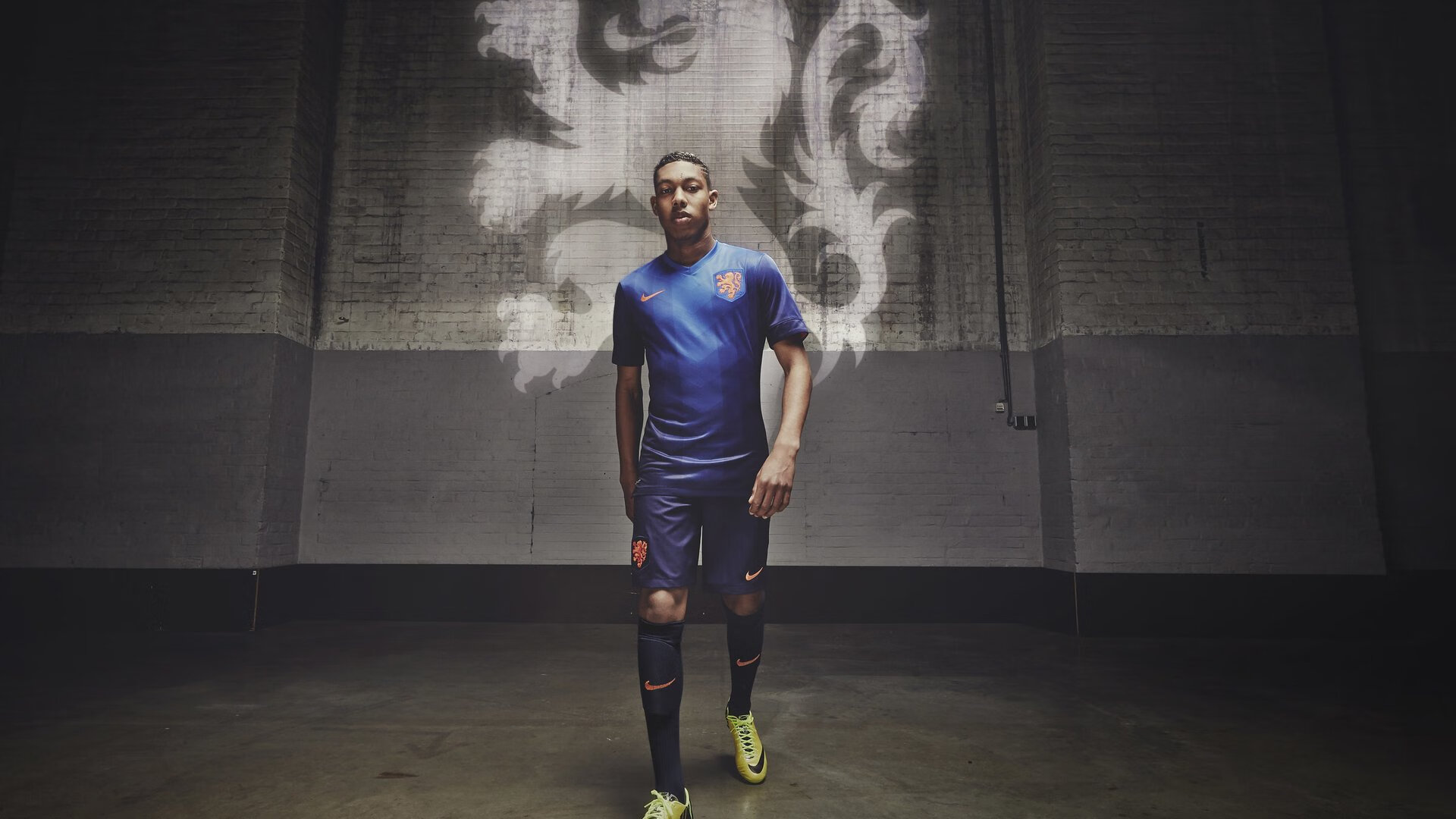 赛道与绿茵的交汇,当F1引擎轰鸣遇见萨拉赫的致命一击