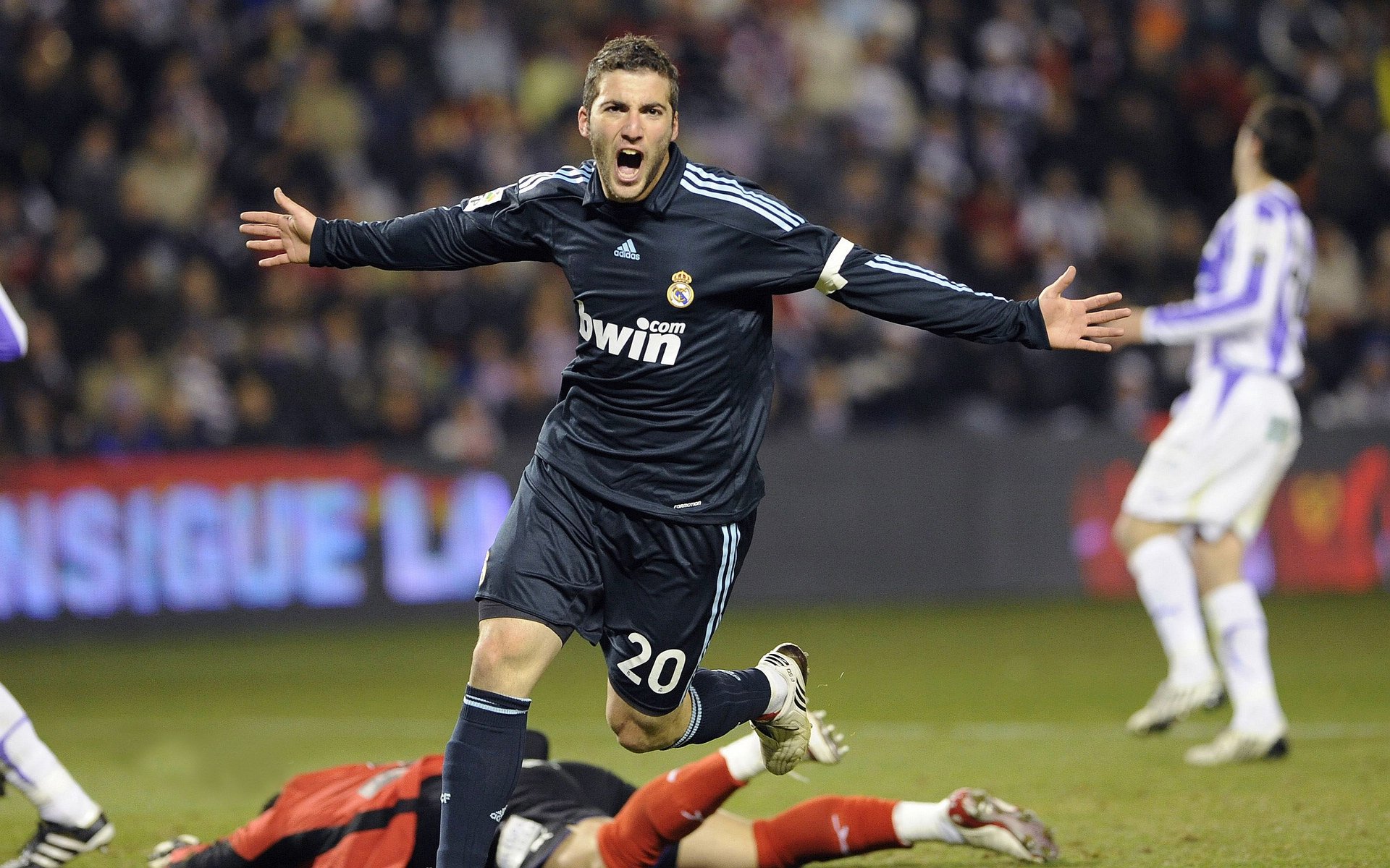 诺坎普的魔法,梅西统治全场,巴萨鏖战巴黎铸就经典